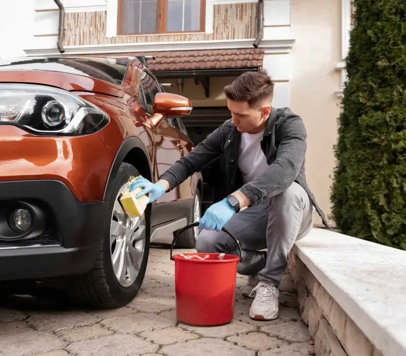 Lavage auto à domicile Neuville-sur-Saône : professionnel intervenant sur un véhicule